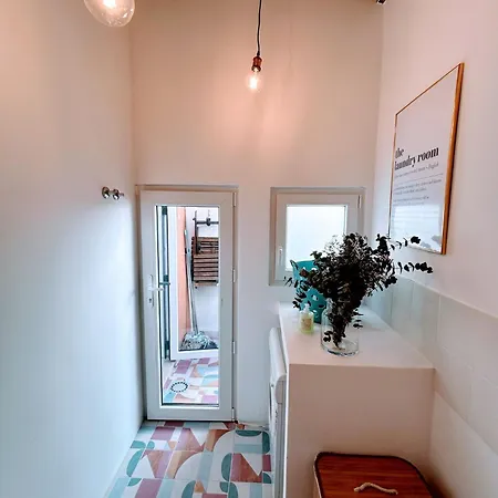 Sunny & Charming Historical Center House 度假居