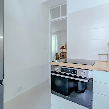 Sunny & Charming Historical Center House Vakantiehuis Oeiras