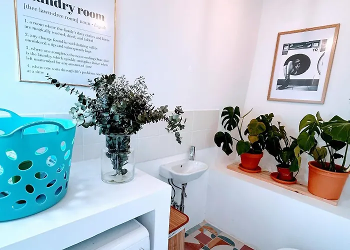 Sunny & Charming Historical Center House אוייראס