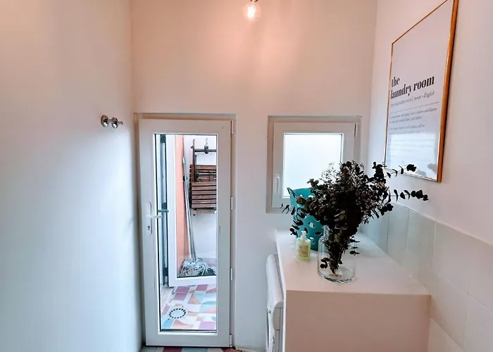 Sunny & Charming Historical Center House בית נופש