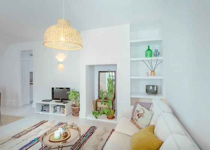 בית נופש Sunny & Charming Historical Center House אוייראס