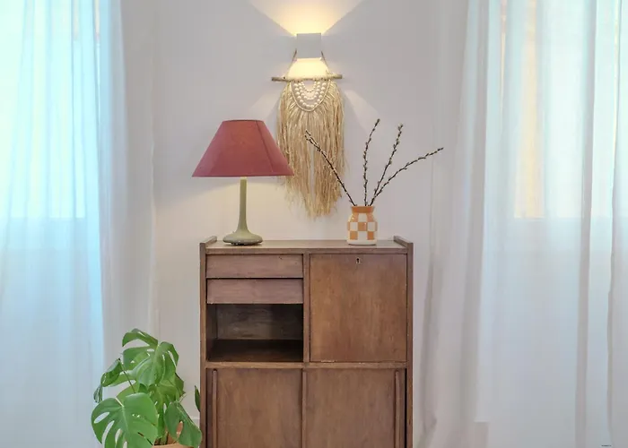 Sunny & Charming Historical Center House * אוייראס