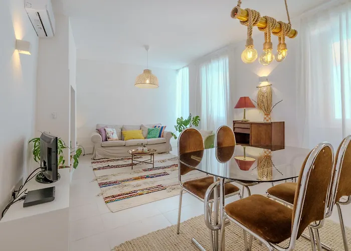 בית נופש Sunny & Charming Historical Center House