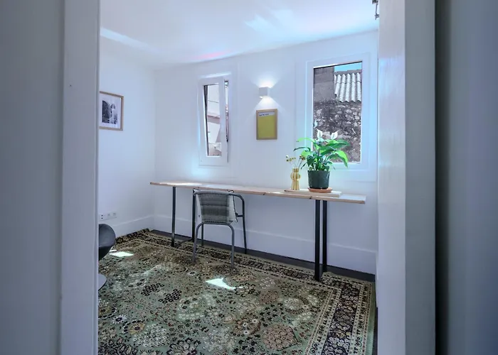 Sunny & Charming Historical Center House * אוייראס