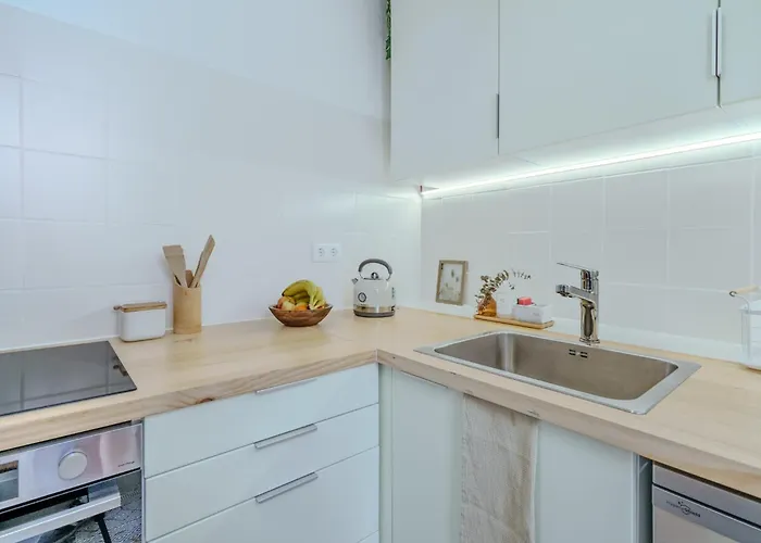 Sunny & Charming Historical Center House בית נופש