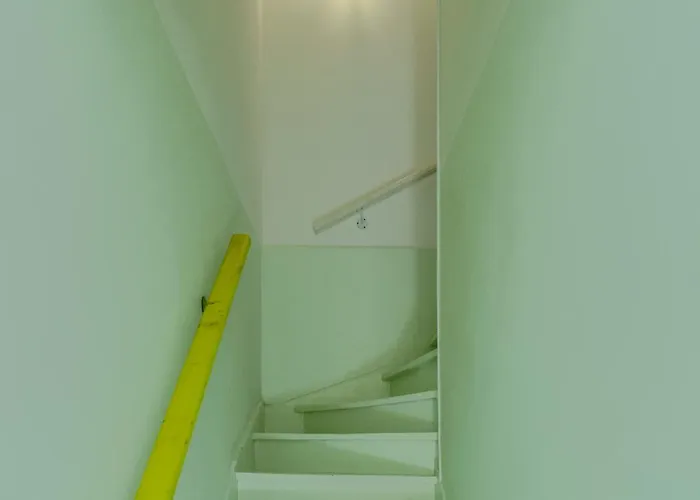 Sunny & Charming Historical Center House בית נופש *