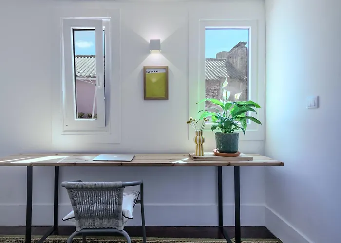 Sunny & Charming Historical Center House בית נופש אוייראס