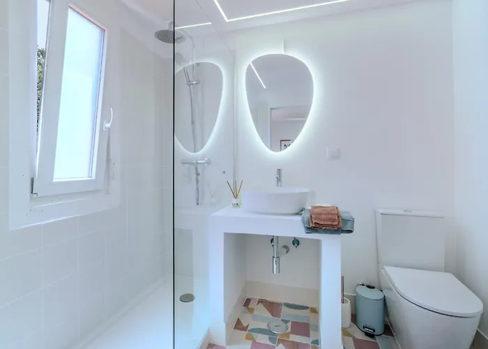 Sunny & Charming Historical Center House בית נופש