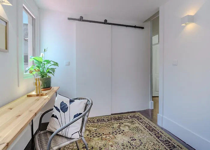 Sunny & Charming Historical Center House אוייראס