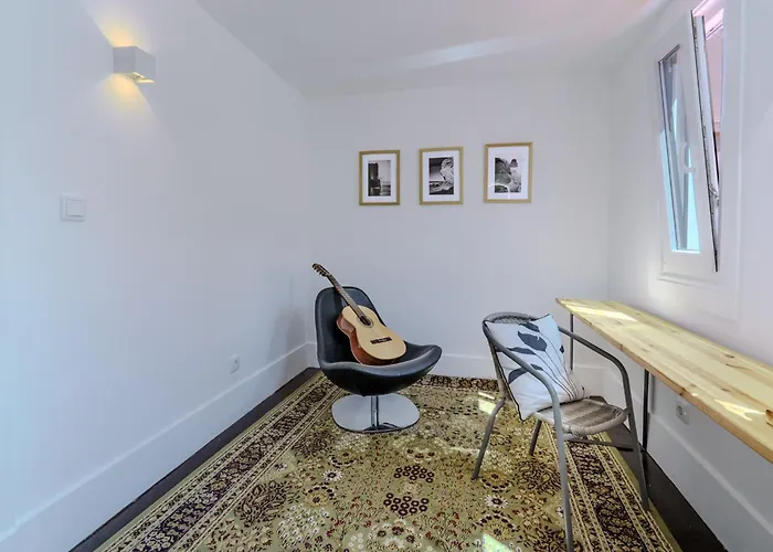 Sunny & Charming Historical Center House * אוייראס