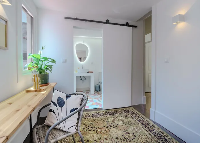 בית נופש Sunny & Charming Historical Center House אוייראס