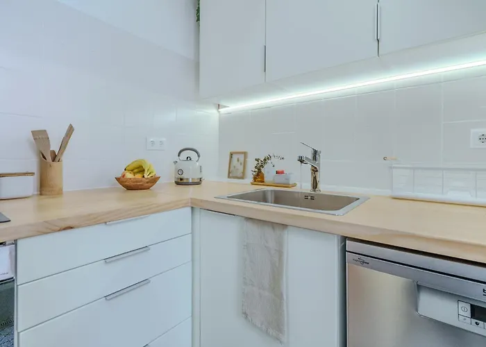 Sunny & Charming Historical Center House *