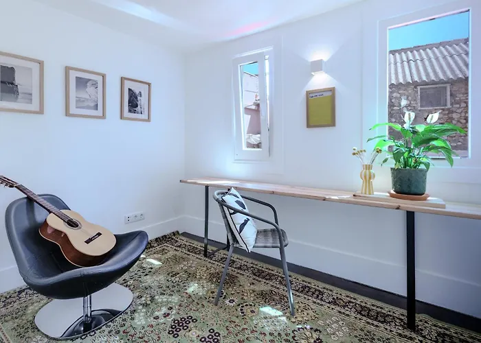 Sunny & Charming Historical Center House * אוייראס