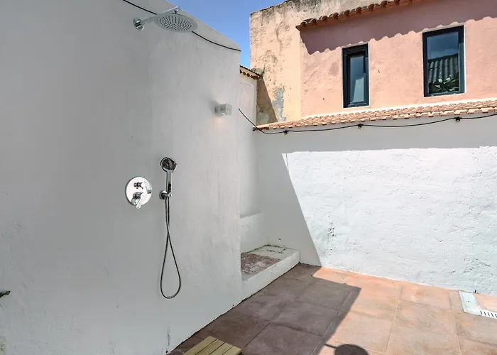 בית נופש Sunny & Charming Historical Center House אוייראס