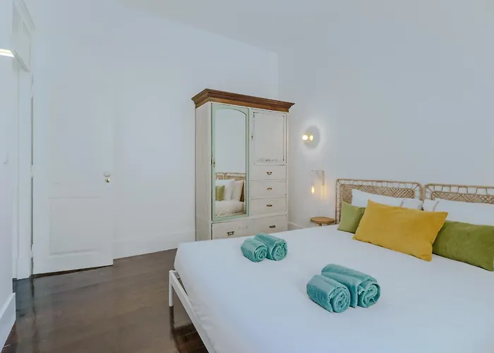 בית נופש Sunny & Charming Historical Center House אוייראס