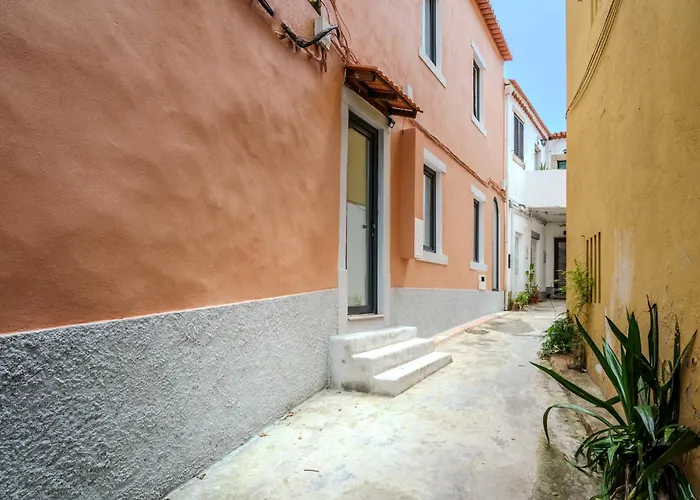 בית נופש Sunny & Charming Historical Center House אוייראס