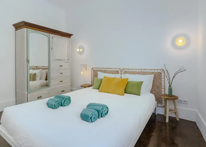 Sunny & Charming Historical Center House אוייראס