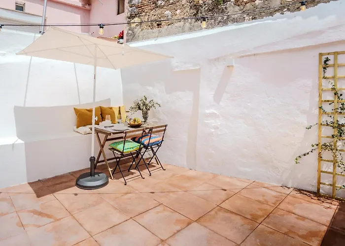 בית נופש Sunny & Charming Historical Center House אוייראס