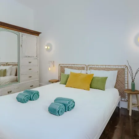 Sunny & Charming Historical Center House Oeiras